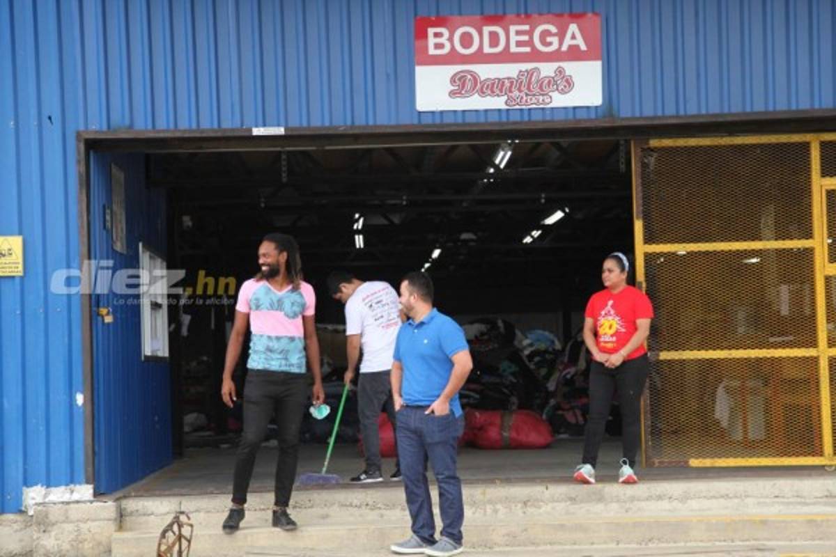 Así es el trabajo de Roy Smith cargando bultos y seleccionando ropa en una bodega de ropa