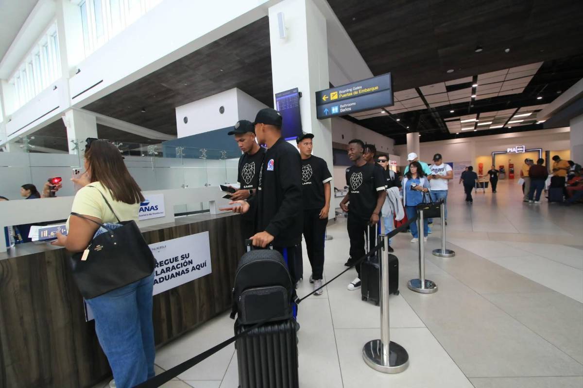 Menjívar y Edwin fueron sorprendidos y fan robó suspiros: Olimpia voló a Panamá