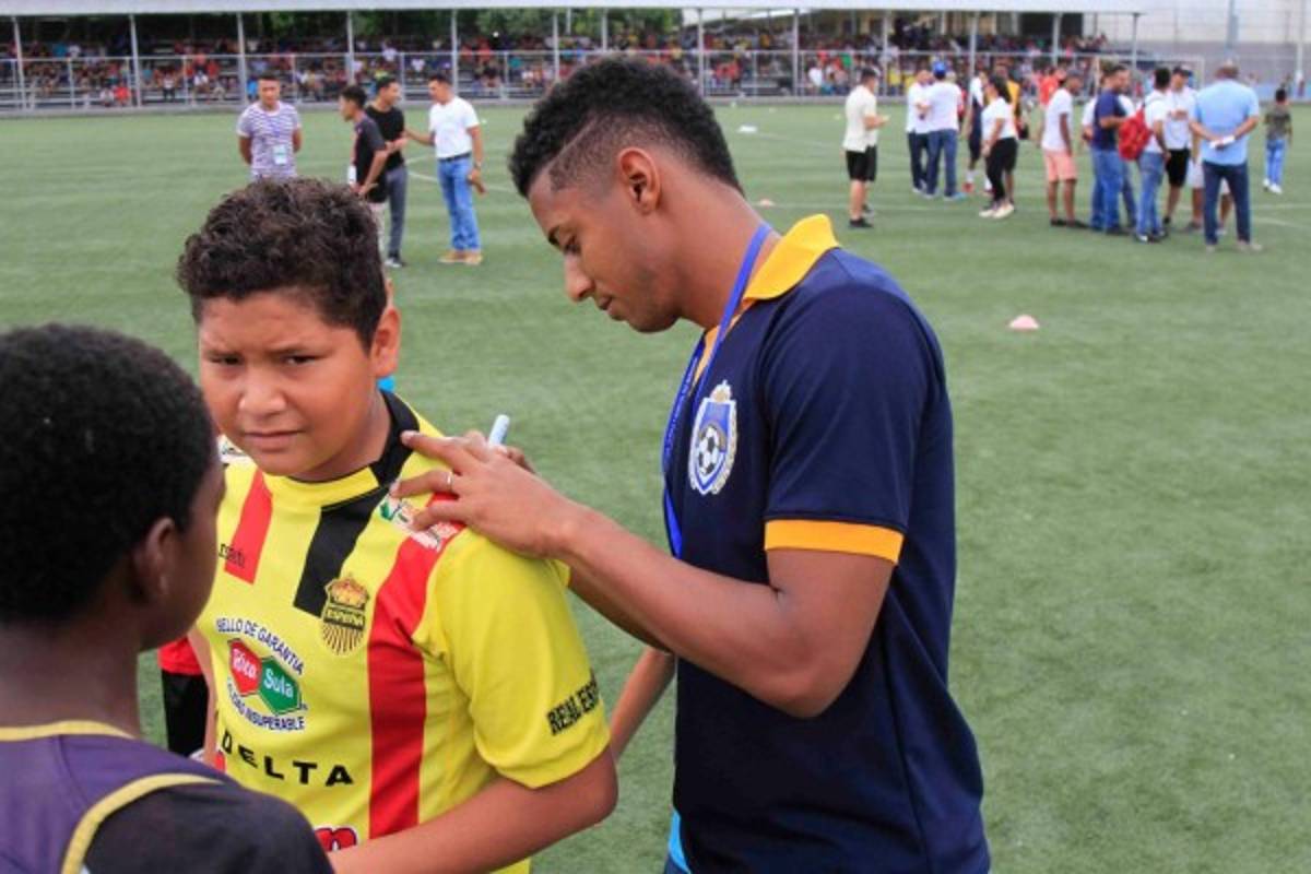 Ambientazo en La Pradera con el partido benéfico de Atletas del Reino