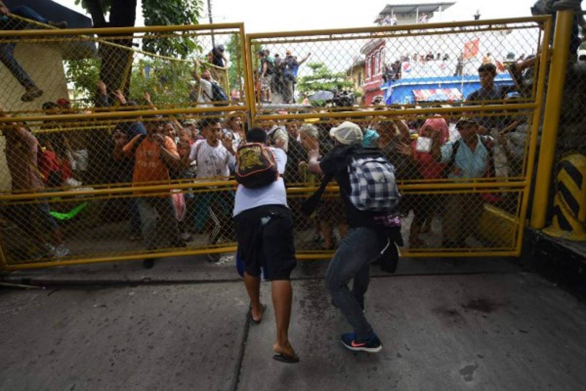 EN FOTOS: Así rompieron barrera de seguridad la caravana de migrantes en México