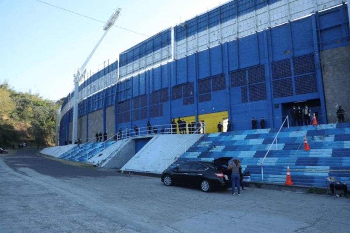 Los aficionados afuera del Cuscatlán, el cubano que llegó casi al entretiempo y la celebración de Alphonso Davies