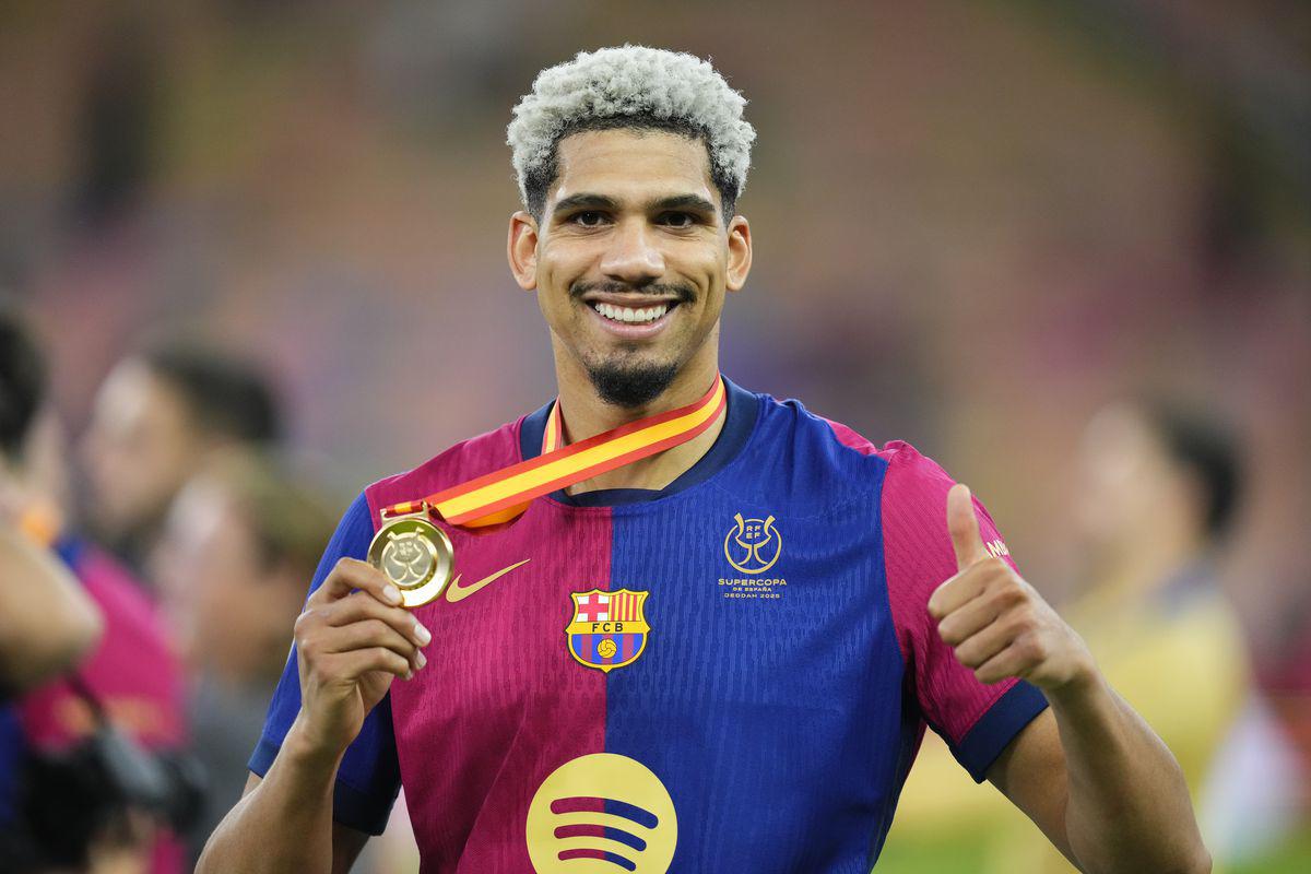 Hansi Flick desea seguir contando con Ronald Araujo tras la lesión de Iñigo Martínez.