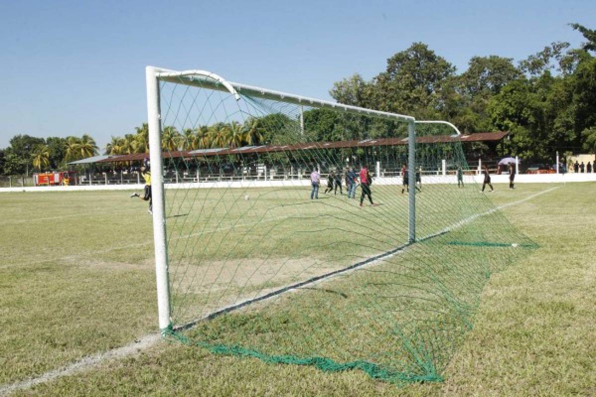 Así luce en completo abandono el estadio Milton Flores de La Lima que invadieron