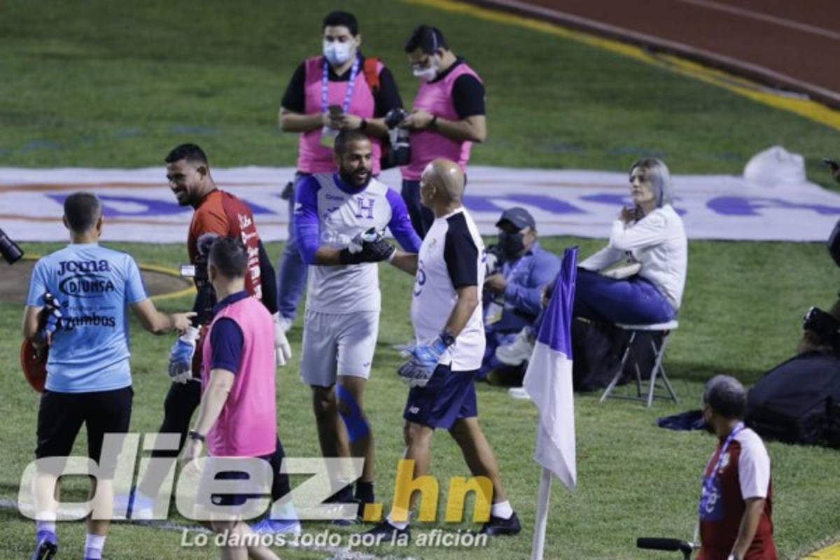 Otras fotos de la debacle: La reacción de Buba López con Maynor tras el error, decepción de los debutantes y el abrazo de Denil Maldonado