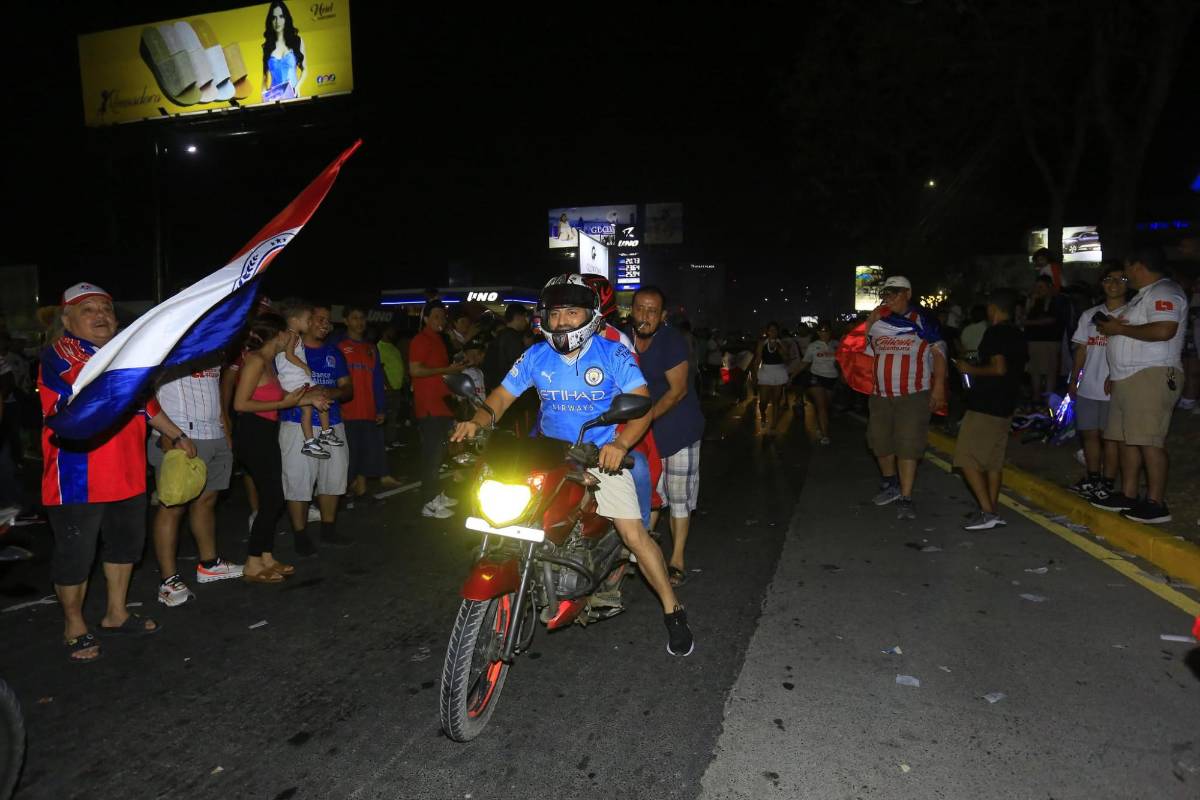 ¡Fiesta por la 39! Aficionados del Olimpia celebran por toda Honduras el título del torneo Clausura