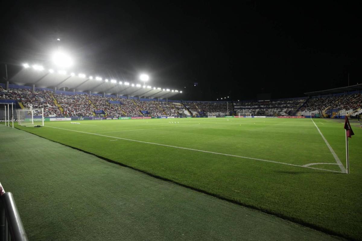 El recibimiento de la Ultra Fiel y lo inesperado entre las barras de Olimpia y Saprissa