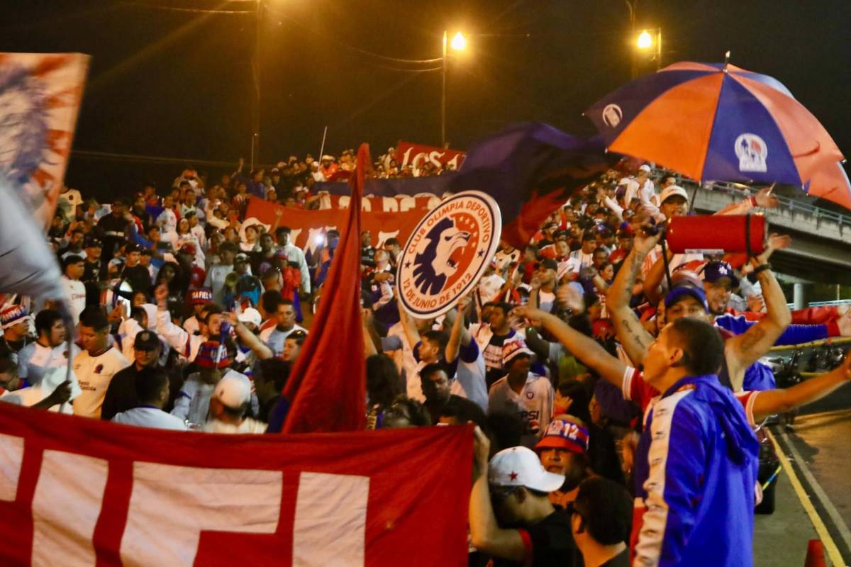 Ambientazo: el show de la Ultra Fiel y lindas chicas en la previa del Olimpia vs. Firpo