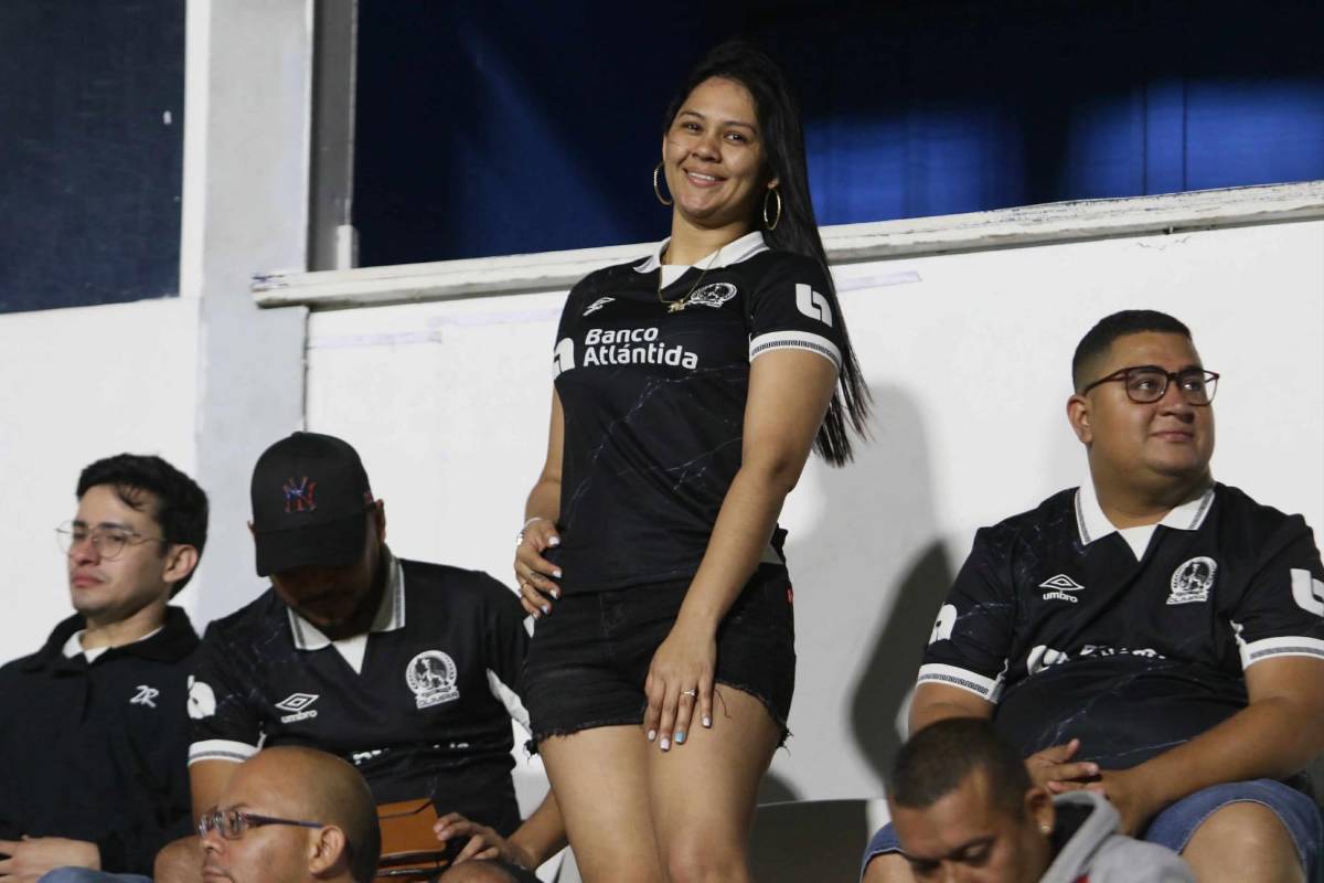 ¿Quién es la chica de la hermosa sonrisas? Hermosas aficionadas engalanan el Olimpia vs Alajuelense por Copa Centroamericana 2025