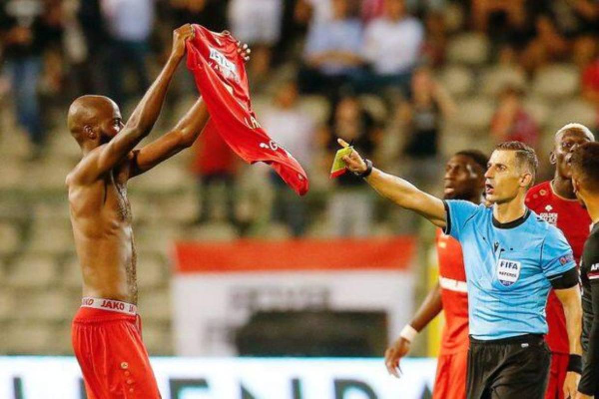 Su equipo no lo quiere vender, se va al entreno con la camisa del rival y todo acaba en pelea