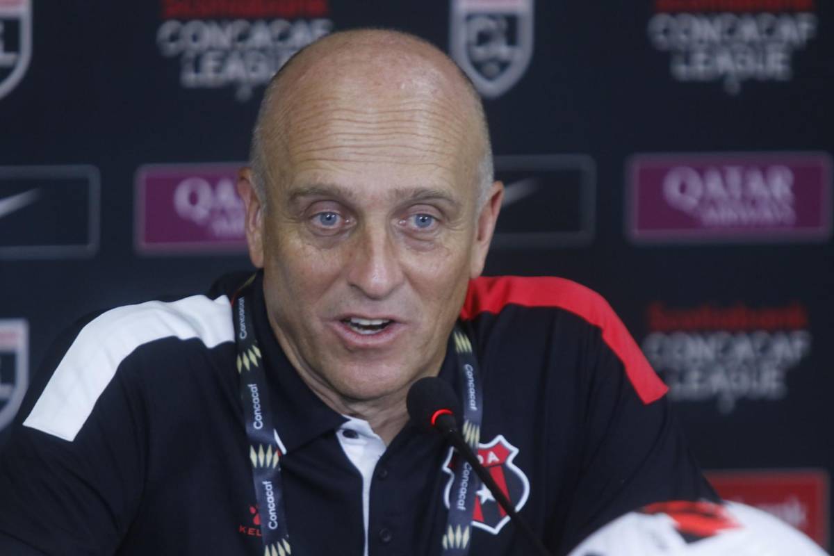 Insultos, abucheos y objetos lanzados a su persona: Fabián Coito no fue bien recibido por la afición catracha en el Francisco Morazán