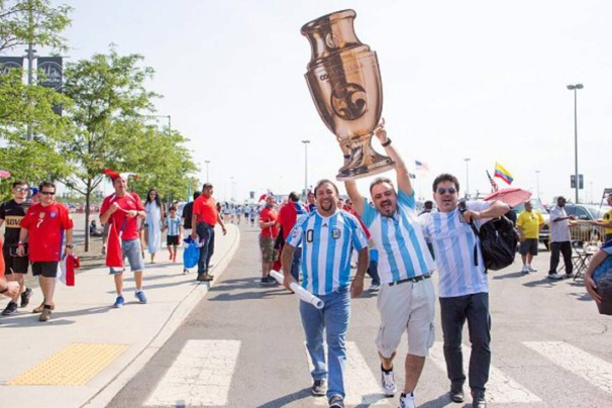 ¡Ambiente espectacular! de argentinos y chilenos previo a la final de la Copa América