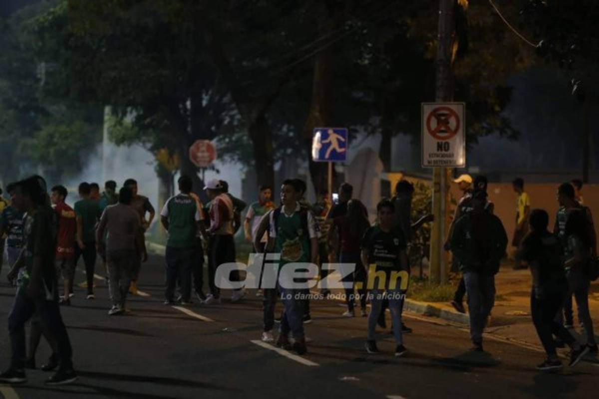 Minutos de terror en las afueras del Morazán: Lluvia de piedras y gases lacrimógenos