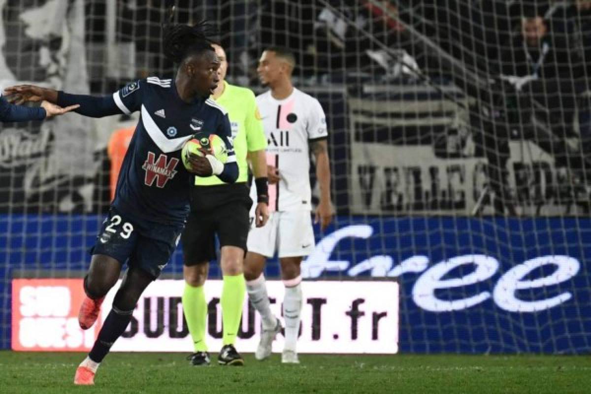 Bordeaux's Honduran forward Alberth Elis celebrates after scoring during the French L1 football match between FC Girondins de Bordeaux and Paris Saint-Germain at The Matmut Atlantique Stadium in Bordeaux, south-western France on November 6, 2021. (Photo by Philippe LOPEZ / AFP)