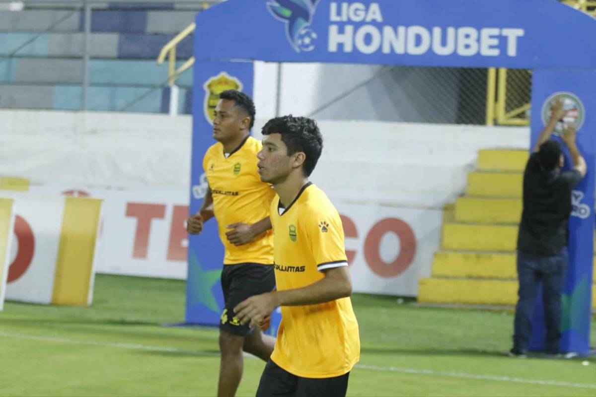 El amor invade a Nixon Cruz, vuelve tras meses lesionado y aficionada de Choloma se lleva las miradas en el juego que triunfó Real España