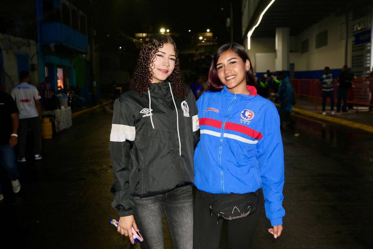 Ambientazo: el show de la Ultra Fiel y lindas chicas en la previa del Olimpia vs. Firpo