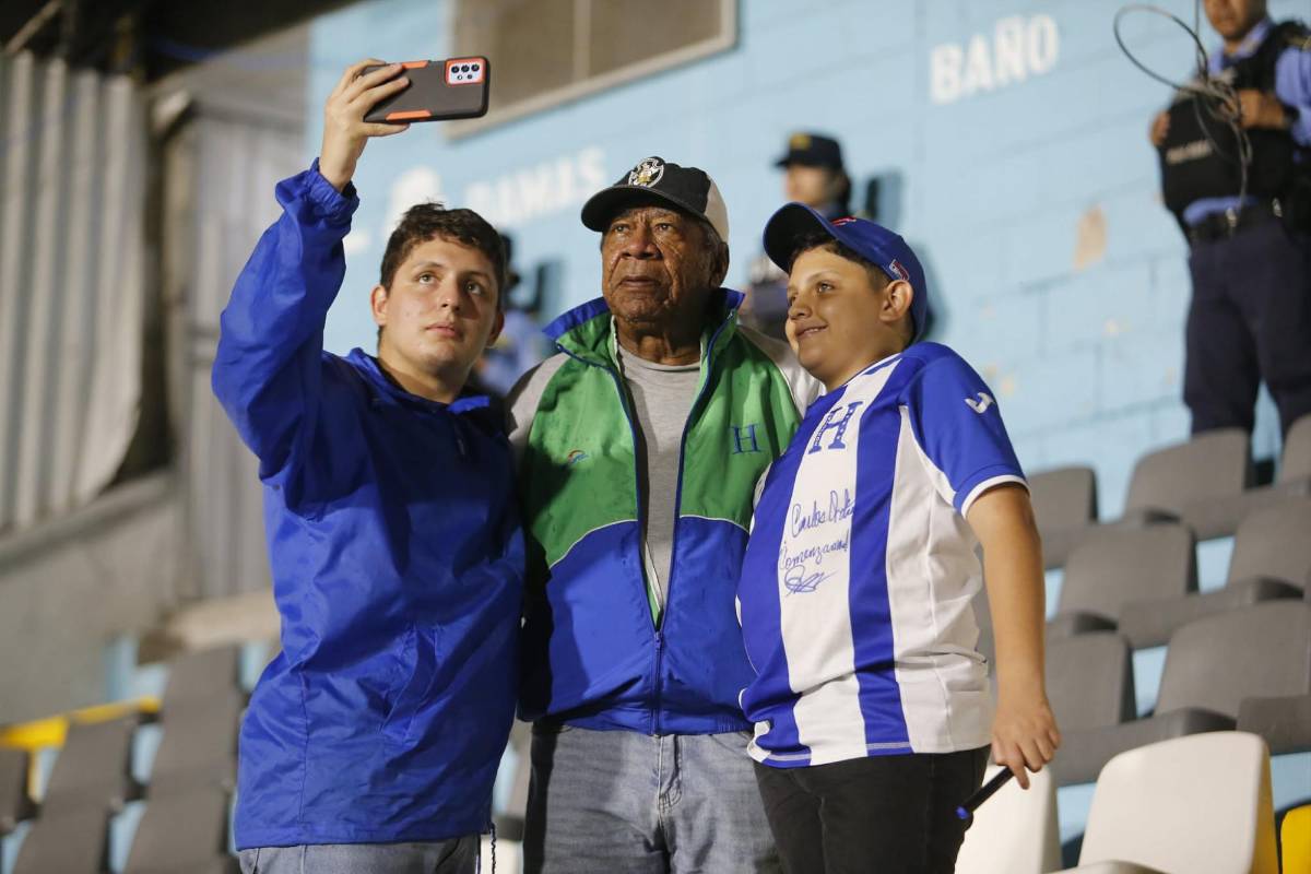 La bella nicaragüense que enamoró y las hondureñas que arrancaron suspiros; el ambiente del Honduras vs Nicaragua