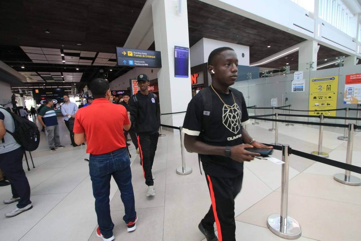 Menjívar y Edwin fueron sorprendidos y fan robó suspiros: Olimpia voló a Panamá