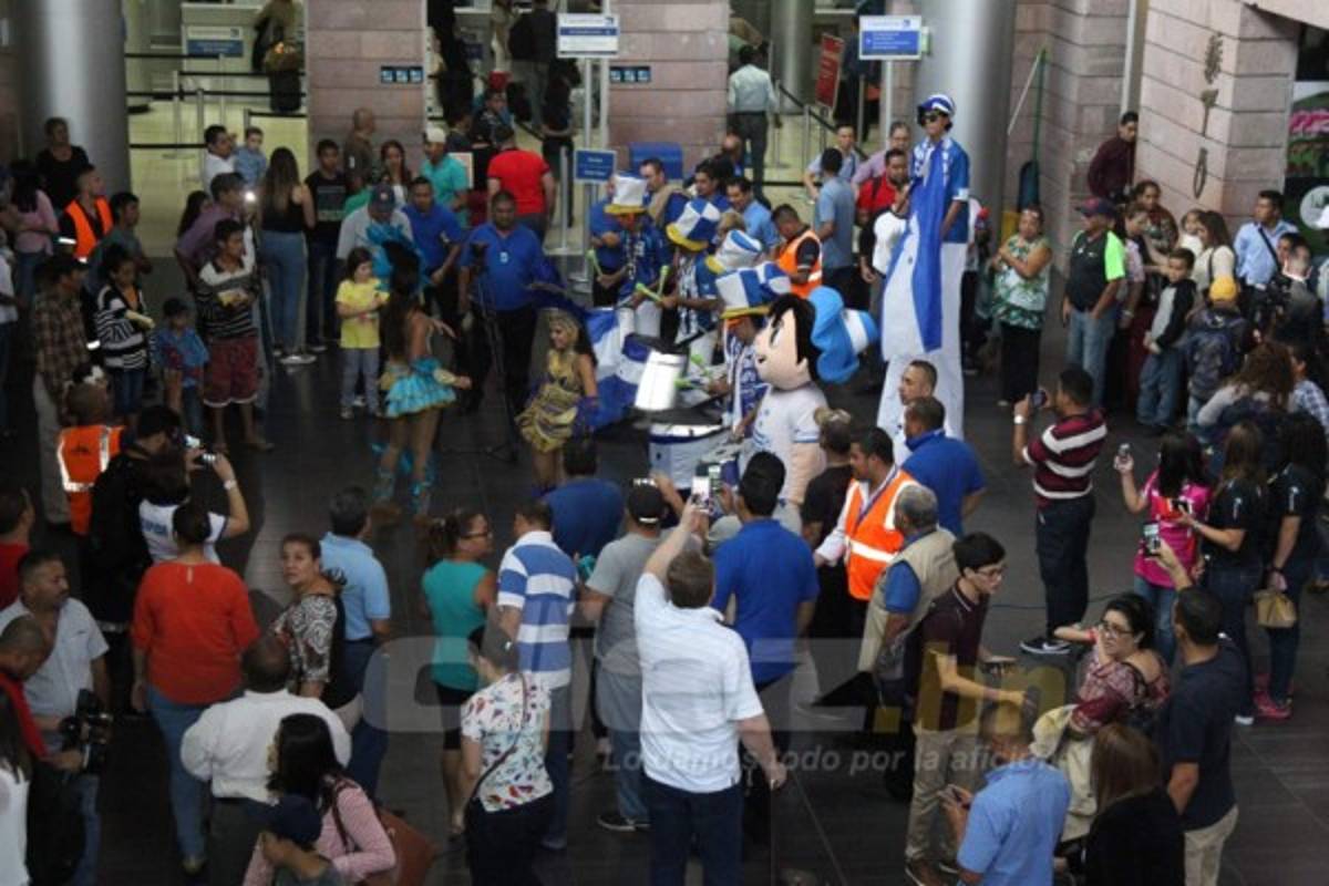 Bombos, chicas y gran ambiente en partida de Honduras a Costa Rica