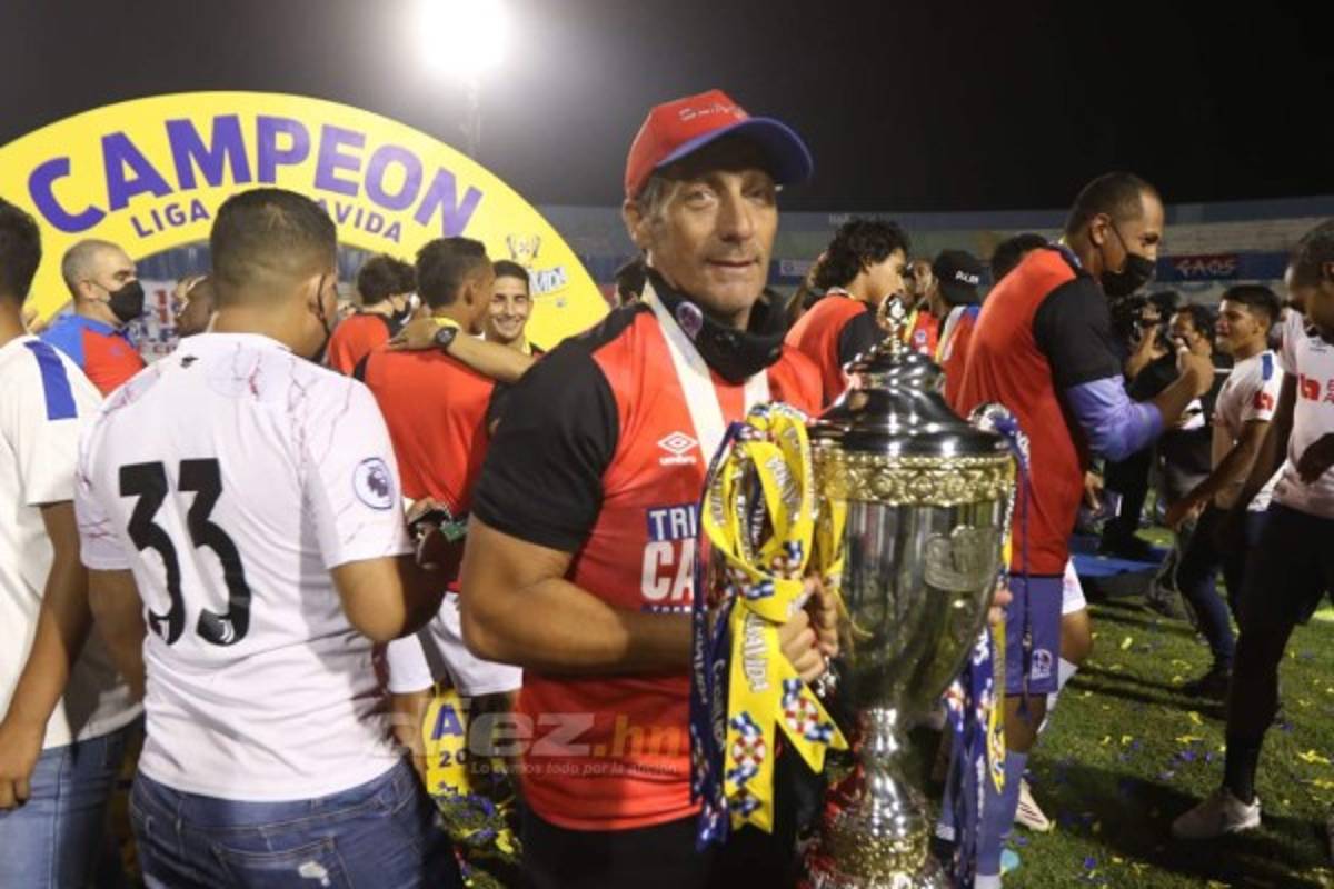 Hijo de Pedro Troglio se descontrola tras el tricampeonato de Olimpia: ''Lo trajeron para ganar la 31 y ya va por la 33''