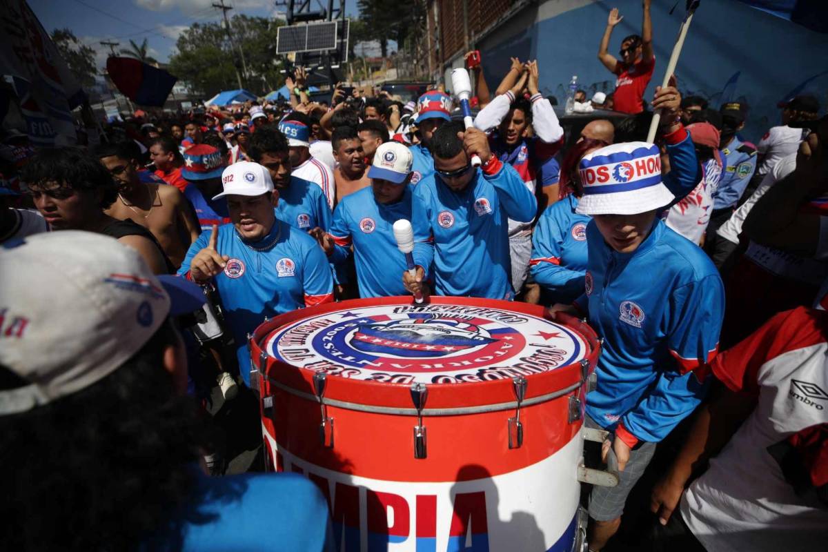 Espectacular llegada de la Ultra Fiel, la chica de Olimpia que fue la sensación y llenazo en el Chelato Uclés para la final