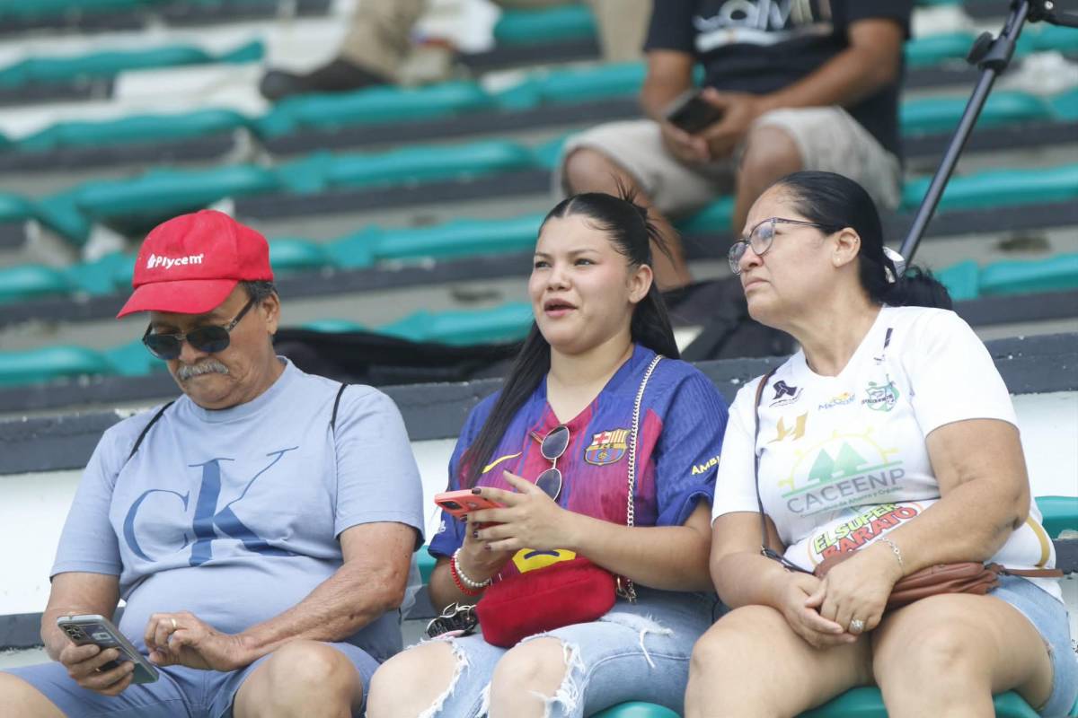 La preciosa rubia en las gradas que opacó a las modelos en el Excélsior y la leyenda hondureña que apoyó a Platense