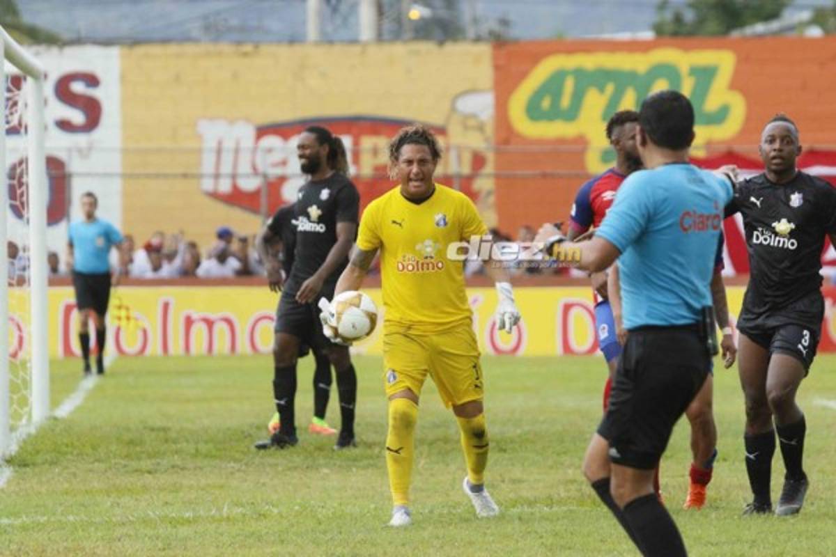 NO VISTE EN TV: El penal a Michaell Chirinos, actos protocolarios y vómito de Ferrari