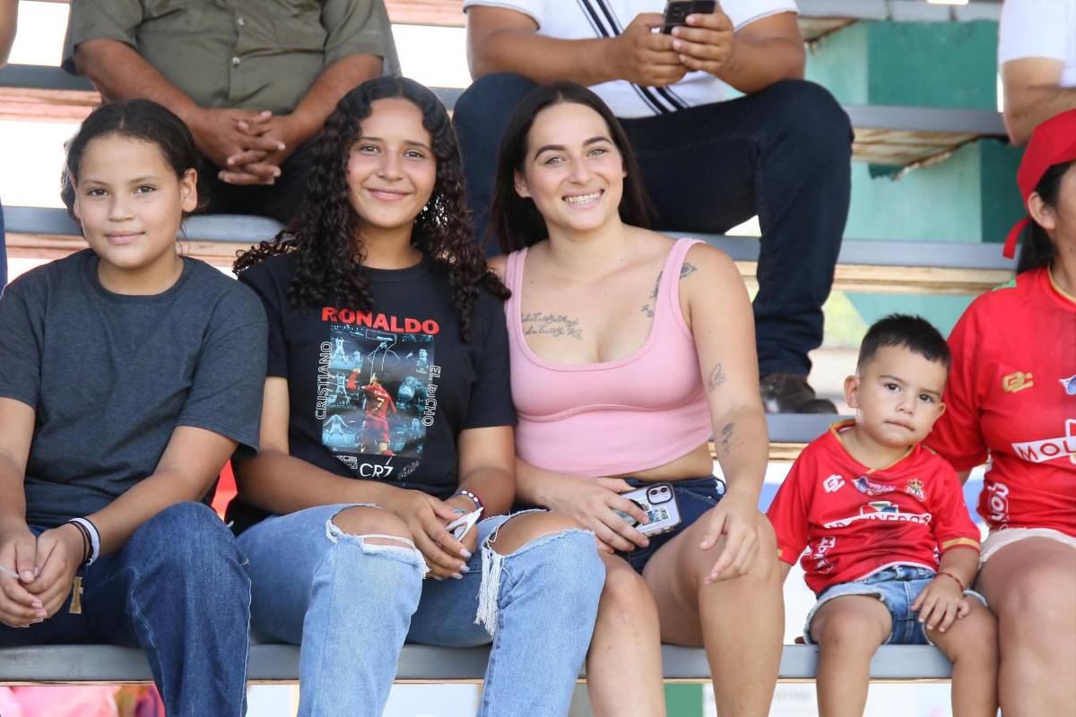 ¿Quién es la aficionada que robó suspiros? Ambientazo se vive con el partido del descenso entre Juticalpa FC y Real Sociedad