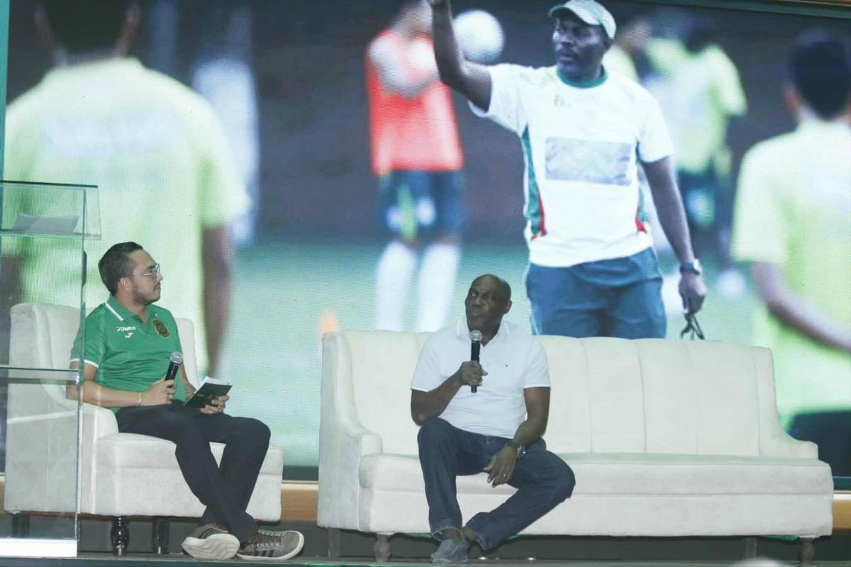 ¡La nueva piel del centenario! Marathón presentó su histórico uniforme acompañado de sus leyendas