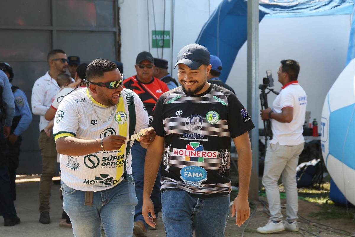 ¿Quién es la aficionada que robó suspiros? Ambientazo se vive con el partido del descenso entre Juticalpa FC y Real Sociedad