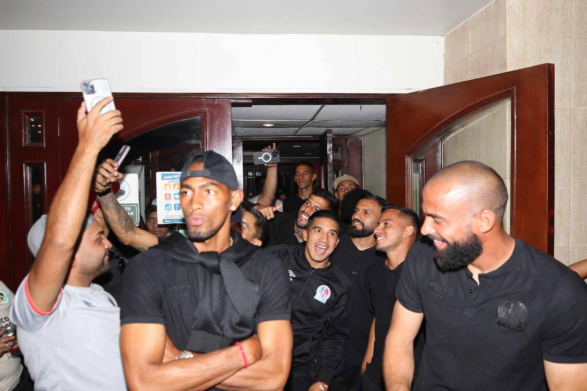 ¡Una locura de banderazo! Afición del Olimpia se desborda junto al plantel pensando en la corona 39