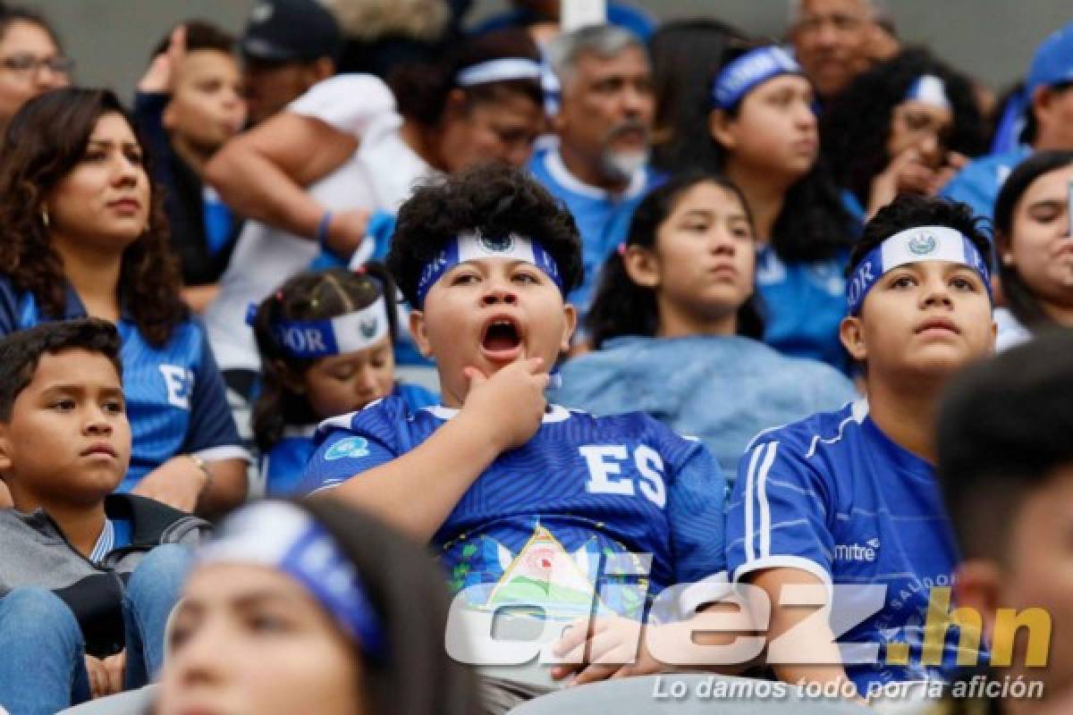 ¡Una fiesta! Lindo ambiente y bellas chicas para el Honduras-El Salvador por la Copa Oro