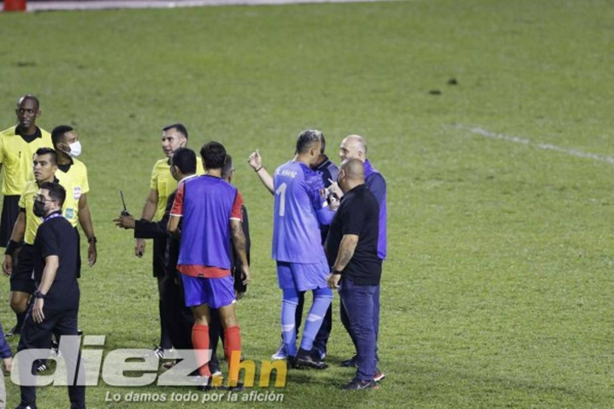 El gran gesto de Keylor Navas, locura total por tomarse fotos y su plática con 'Rambo' de León