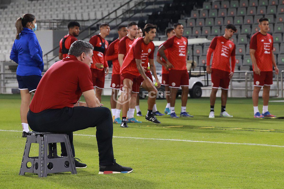 El entrenador Luis Suárez contemplando el entrenamiento de la Selección de Honduras. Foto: Twitter.