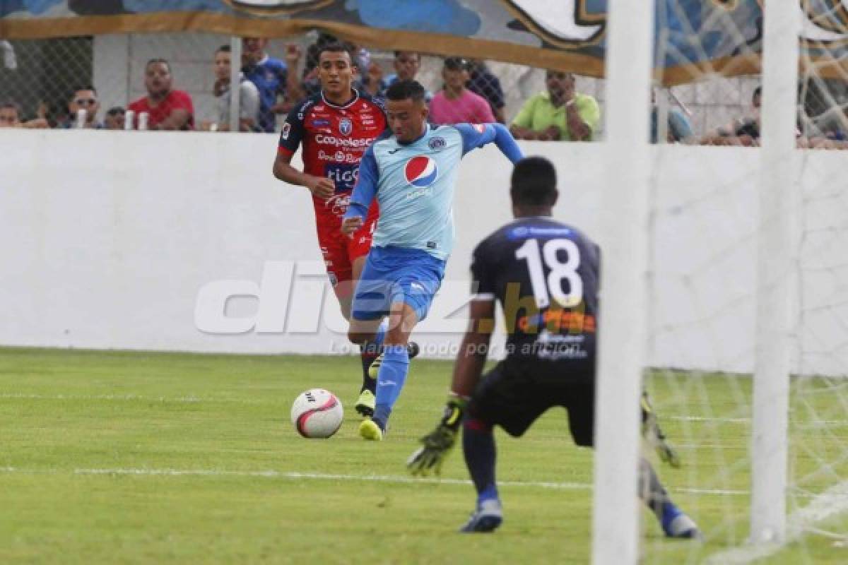 Óscar Salas ya luce la camiseta azul y Motagua gana su primera copa de la temporada en Comayagua.