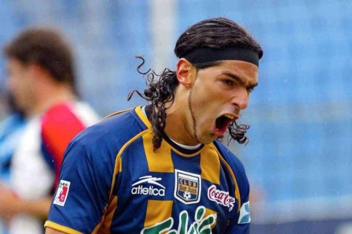 'El loco' Abreu impone récord Guinness tras vestir 26 camisetas distintas en su carrera