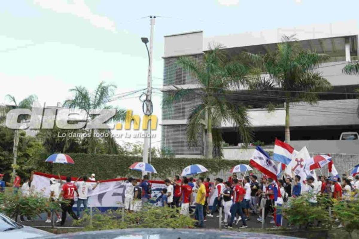 Barra del Olimpia llegó a motivar al plantel previo al juego ante Saprissa