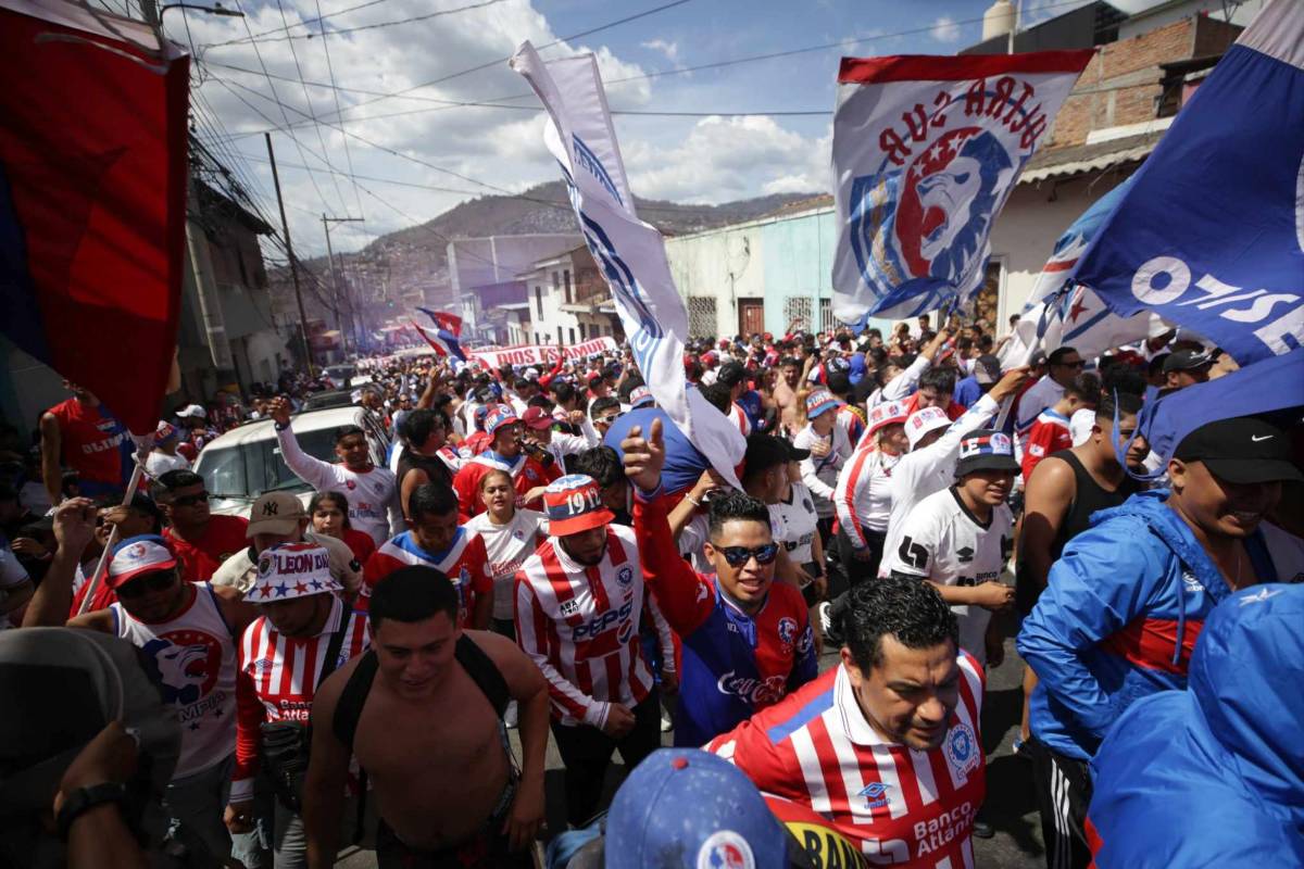 Espectacular llegada de la Ultra Fiel, la chica de Olimpia que fue la sensación y llenazo en el Chelato Uclés para la final