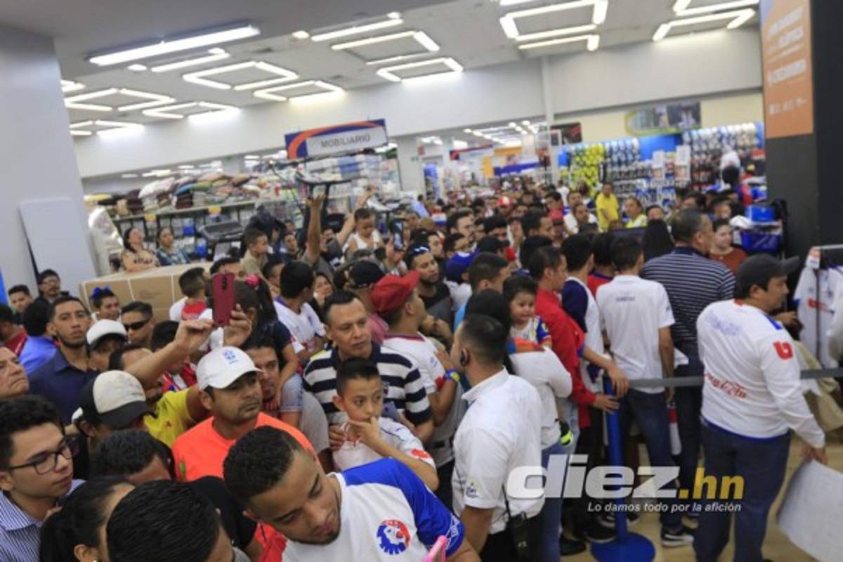 ¡Locura por la 31! Así fue la firma de autógrafos de Olimpia junto a sus aficionados