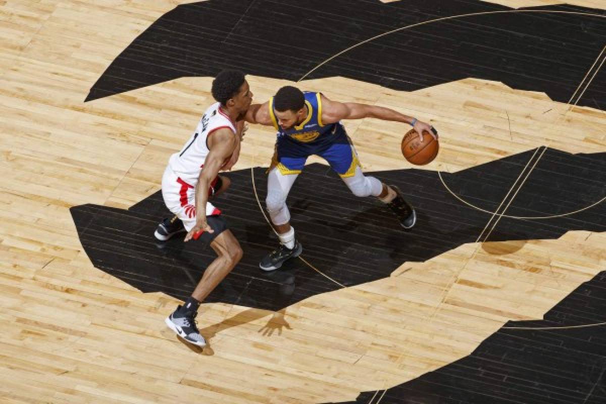 TORONTO, CANADA - JUNE 10: Stephen Curry #30 of the Golden State Warriors dribbles the ball at half court while guarded by Patrick McCaw #1 of the Toronto Raptors during Game Five of the NBA Finals on June 10, 2019 at Scotiabank Arena in Toronto, Ontario, Canada. NOTE TO USER: User expressly acknowledges and agrees that, by downloading and/or using this photograph, user is consenting to the terms and conditions of the Getty Images License Agreement. Mandatory Copyright Notice: Copyright 2019 NBAE Mark Blinch/NBAE via Getty Images/AFP