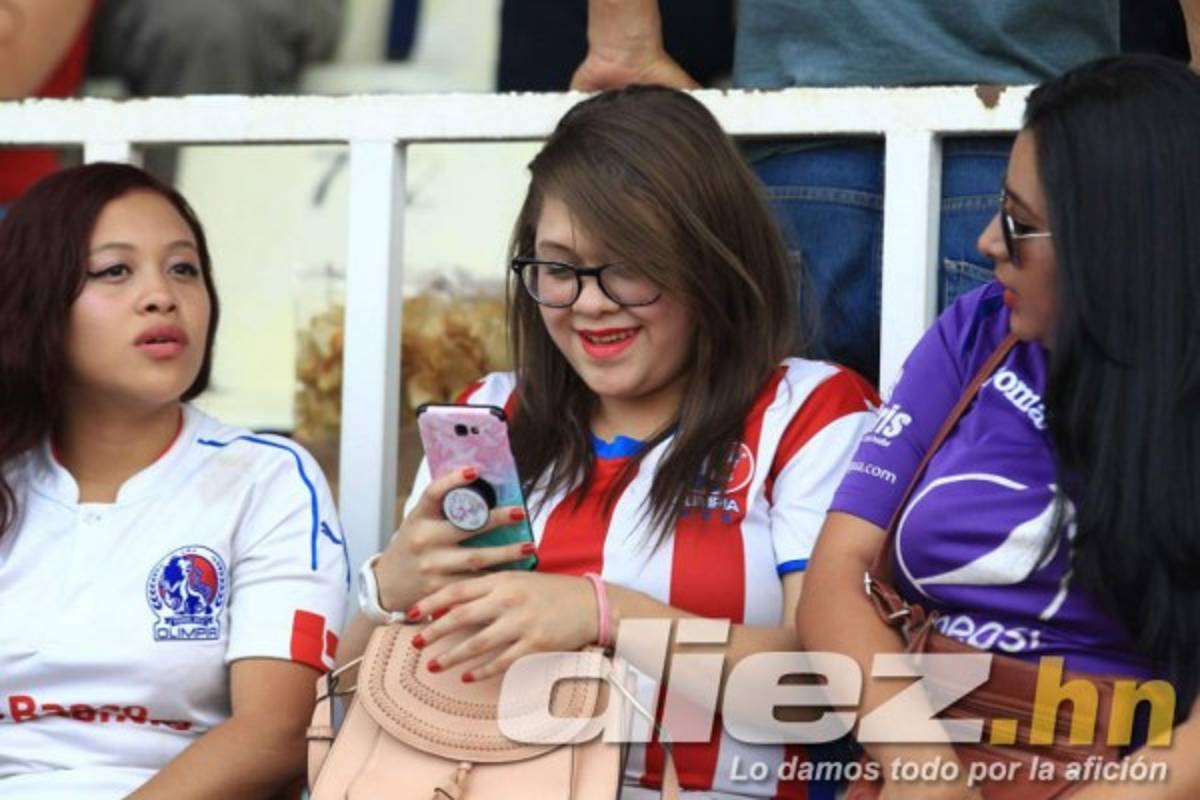 ¿Quién es la rubia? Las hermosas chicas que le dieron el color al clásico Olimpia-Motagua