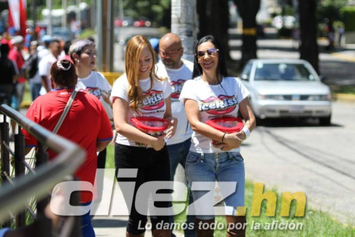 Mujeres ticas embellecen el estadio Nacional en San José para juego con Honduras