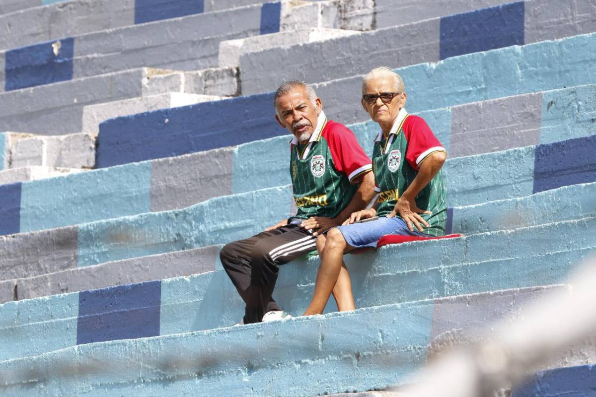 ¿Quién es la hermosa señorita de la Cruz Roja? mundialista y Batman se hacen presentes en el derbi Real España vs Marathón