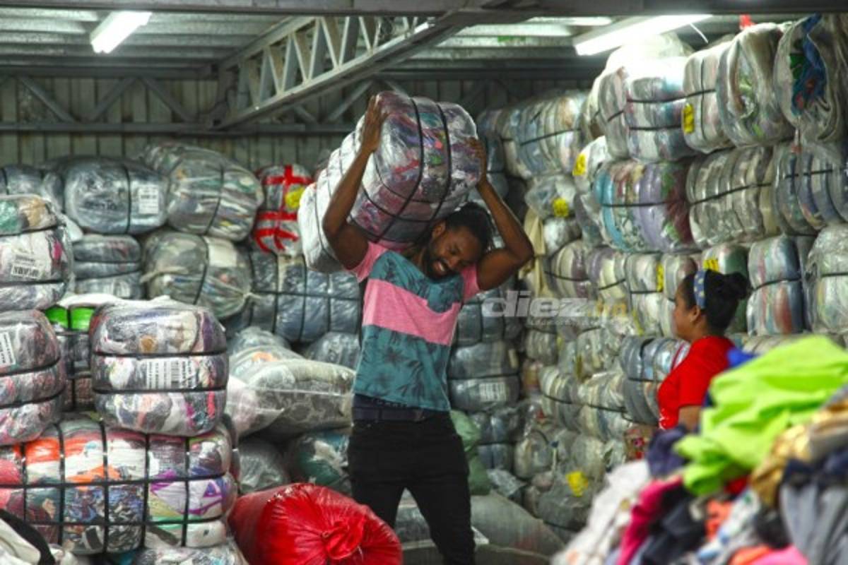 Así es el trabajo de Roy Smith cargando bultos y seleccionando ropa en una bodega de ropa