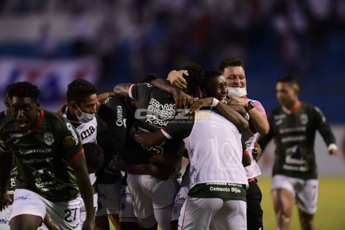 El 'firulai' en el Olímpico, espectador de lujo en el palco y el eufórico abrazo al Tato García