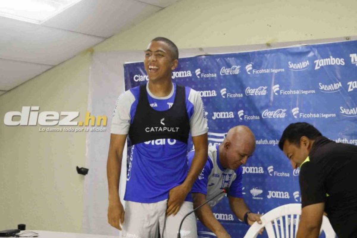 FOTOS: La caída de Rigo Rivas en conferencia de prensa con la Selección de Honduras