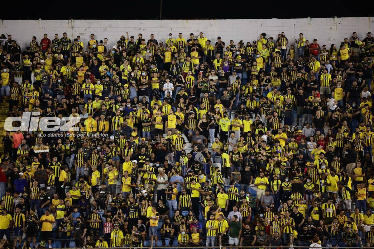 Bellas mujeres y gran ambiente en el estadio Morazán por el Real España-Alajuelense de la Liga Concacaf