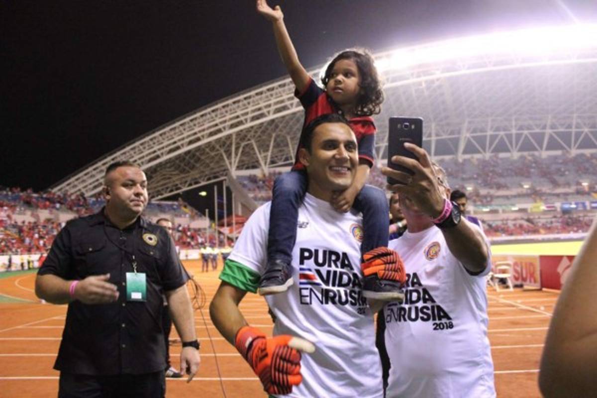 El emotivo festejo de jugadores de Costa Rica y la belleza de Andrea Salas