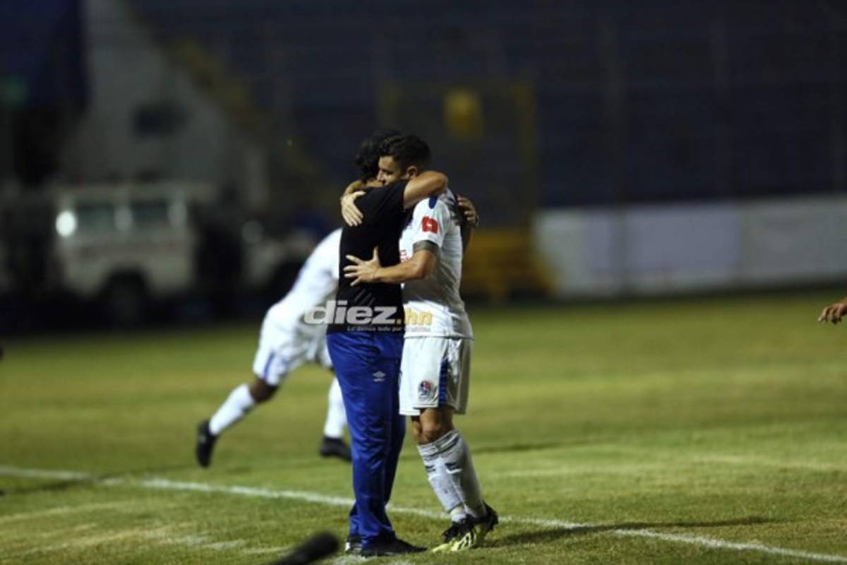 En fotos: Así vivió Pedro Troglio su primer juego dirigiendo al Olimpia