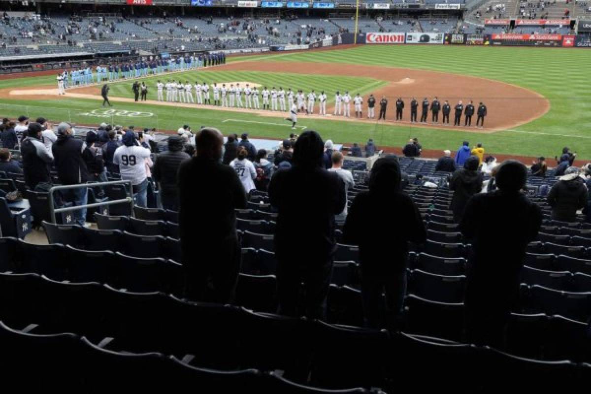 Besos, fiesta y tremendo espectáculo en el regreso de los aficionados al Yankee Stadium de Nueva York