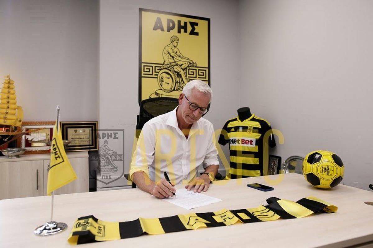 Alan Pardew firmando su contrato como nuevo entrenador del Aris Salónica.